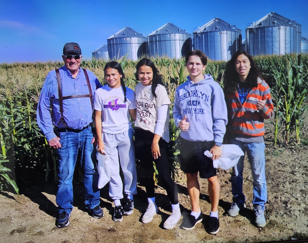 Bob Yackley with the HS class. He showed them the tips to determine if the corn was ready for pickin'. 