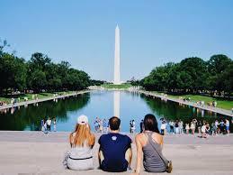 students looking at Washington Monument across the National Mall