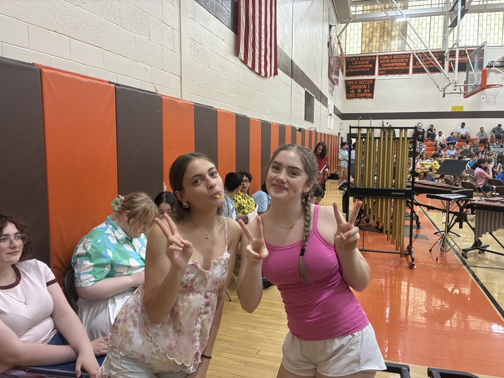 girls peace out posing