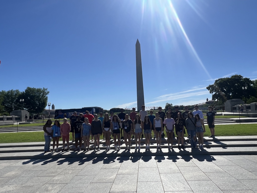 group picture in front of Washington Monument