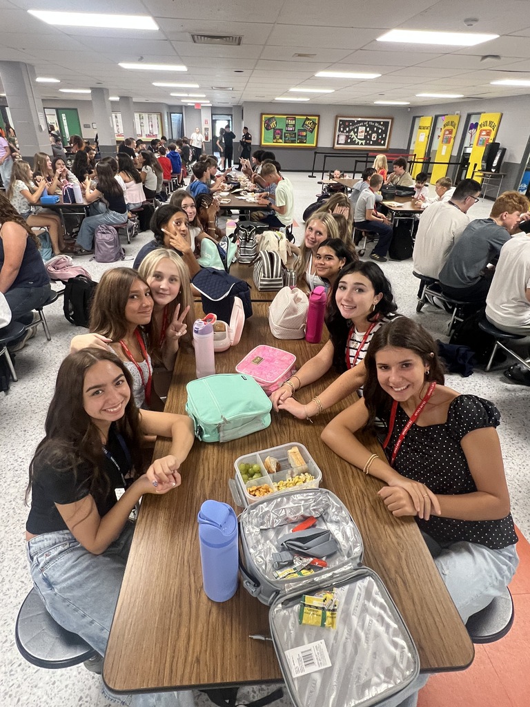 students eating lunch
