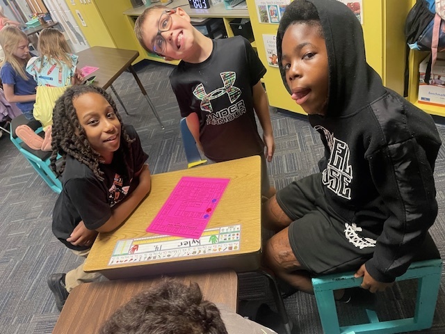 Students working together 