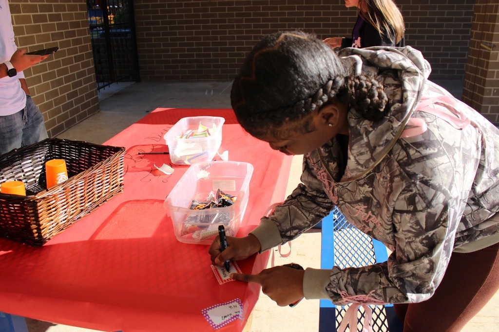 Students participate in red ribbon week pledge