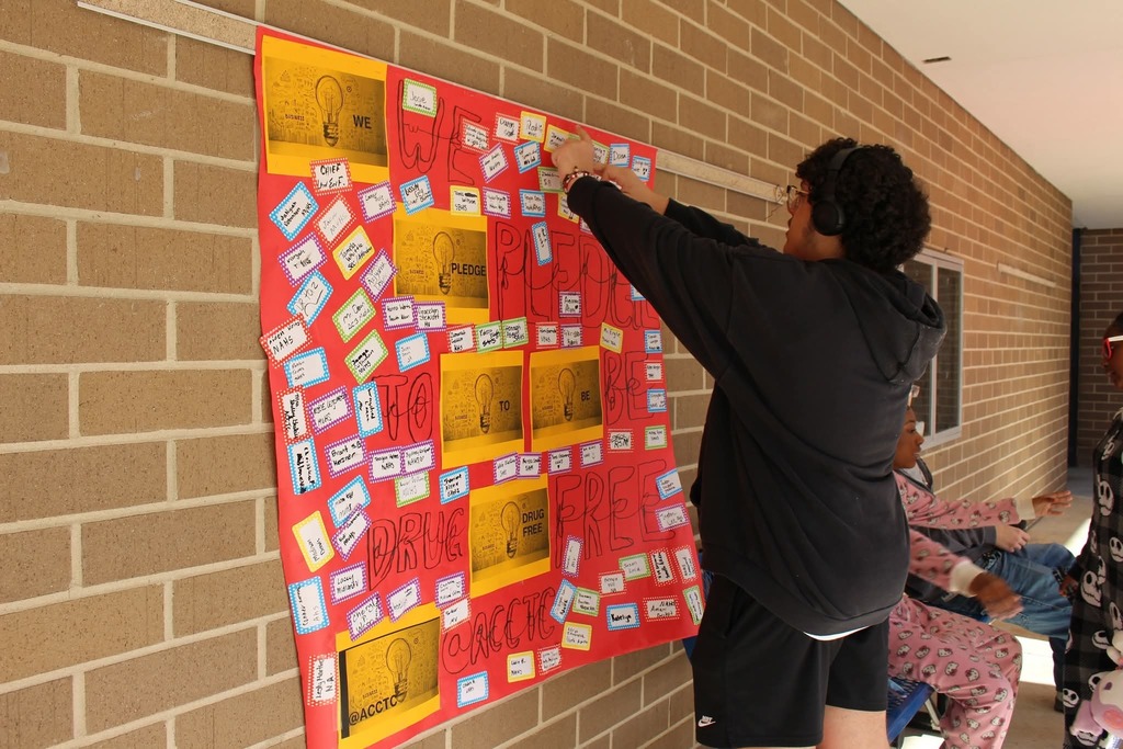 Students participate in red ribbon week pledge