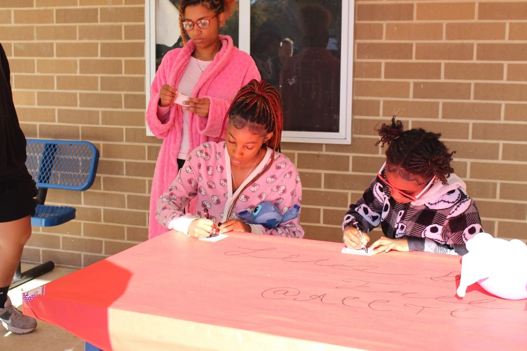 Students participate in red ribbon week pledge