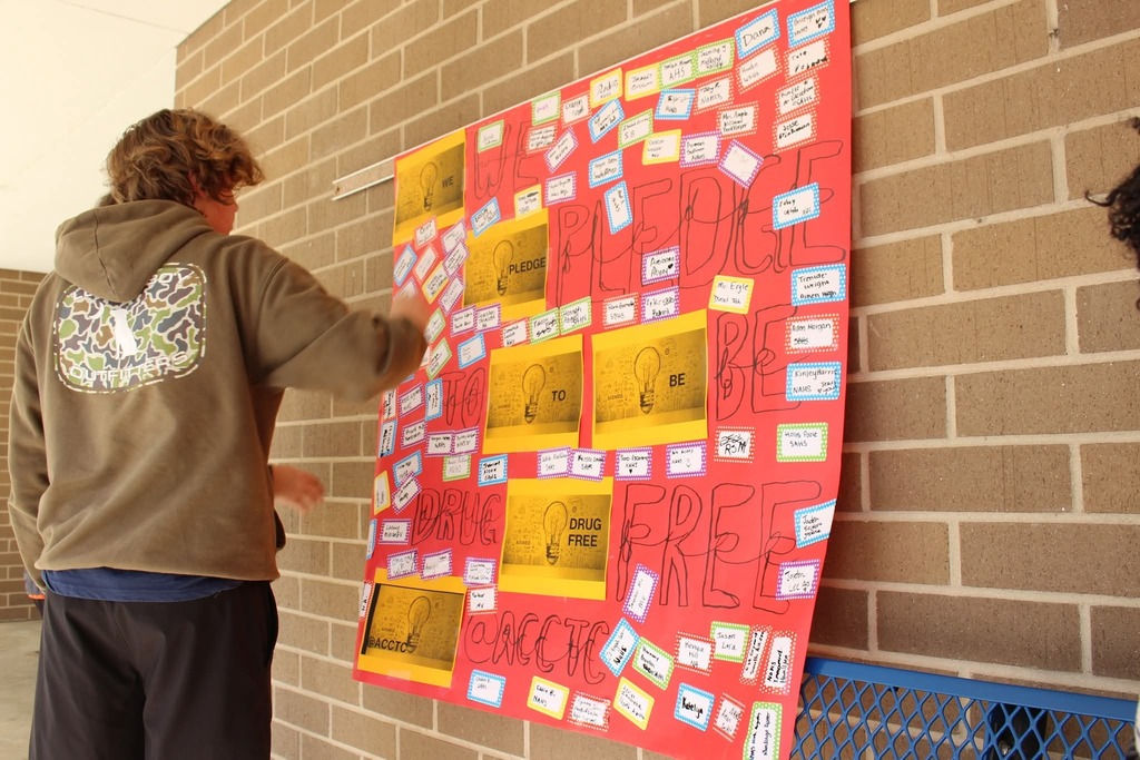 Students participate in red ribbon week pledge