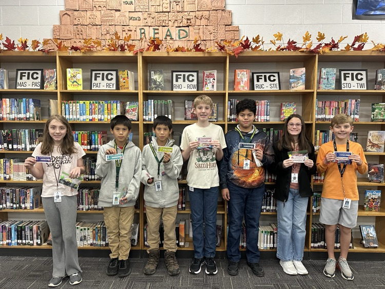 students posing with certificate 