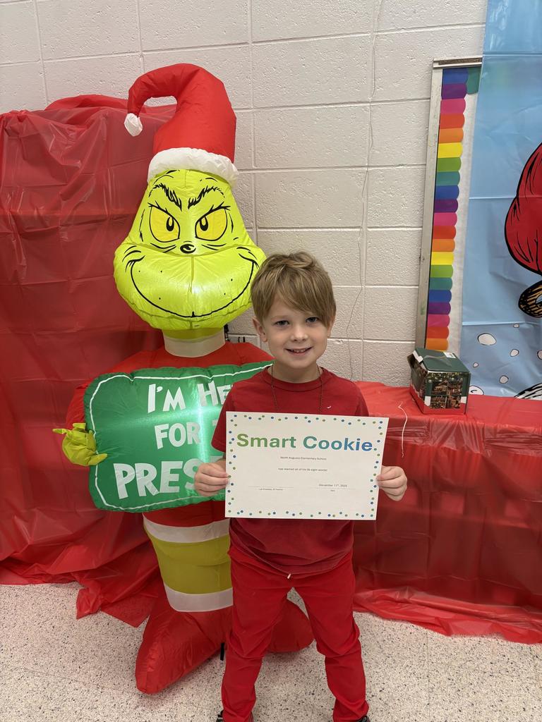 Kindergartener Holding certificate