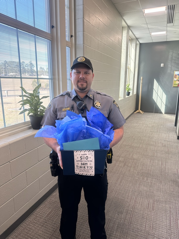 Happy SRO Appreciation Day to Officer Muszall! Thank you for keeping our school safe and building great relationships with our students. We appreciate you! 👮‍♂️💙