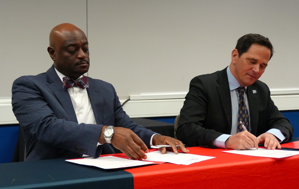 Dr. Corey Murphy and Dr. Daniel Heimmermann sign MOU.