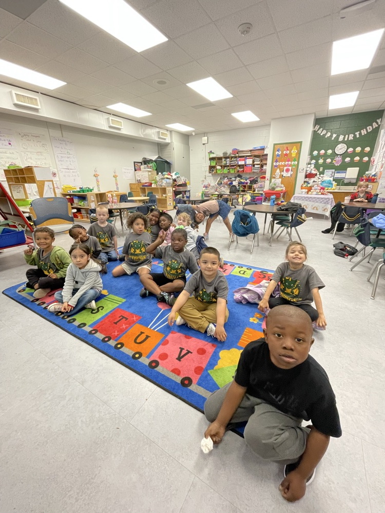4K students sitting on a colorful rug