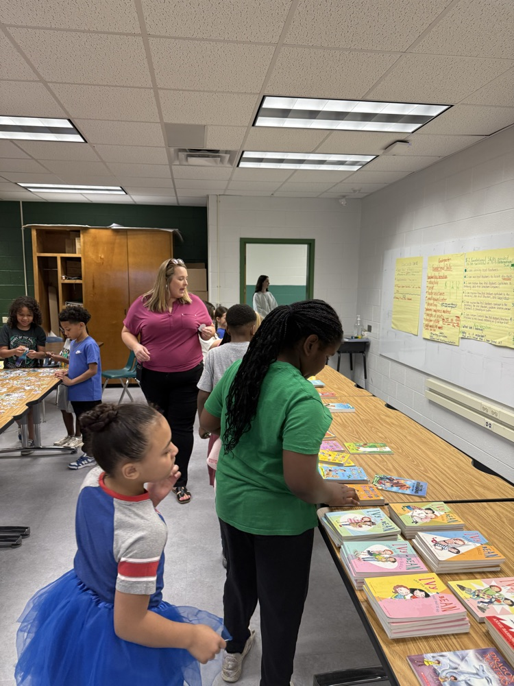 2nd graders picking out books donated to them by the mt Readmore foundation 