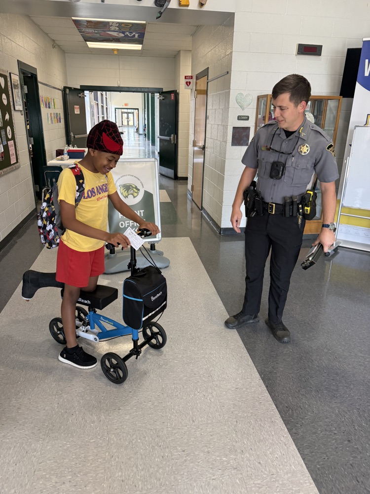 student on a knee scooter talking with an SRO 