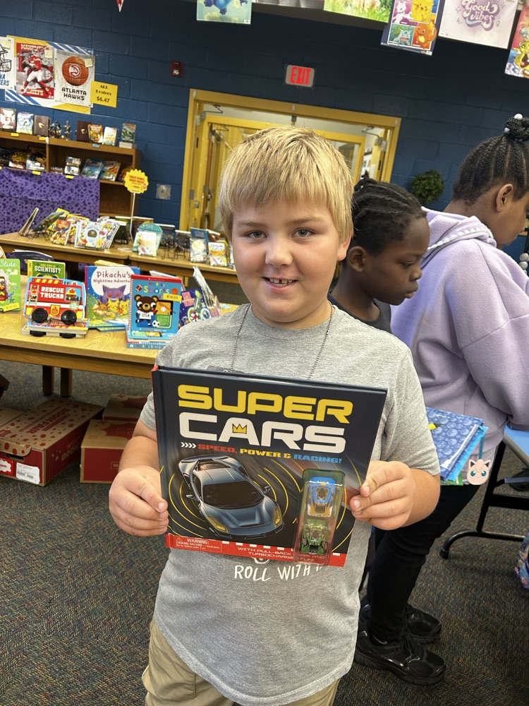 students shopping for books