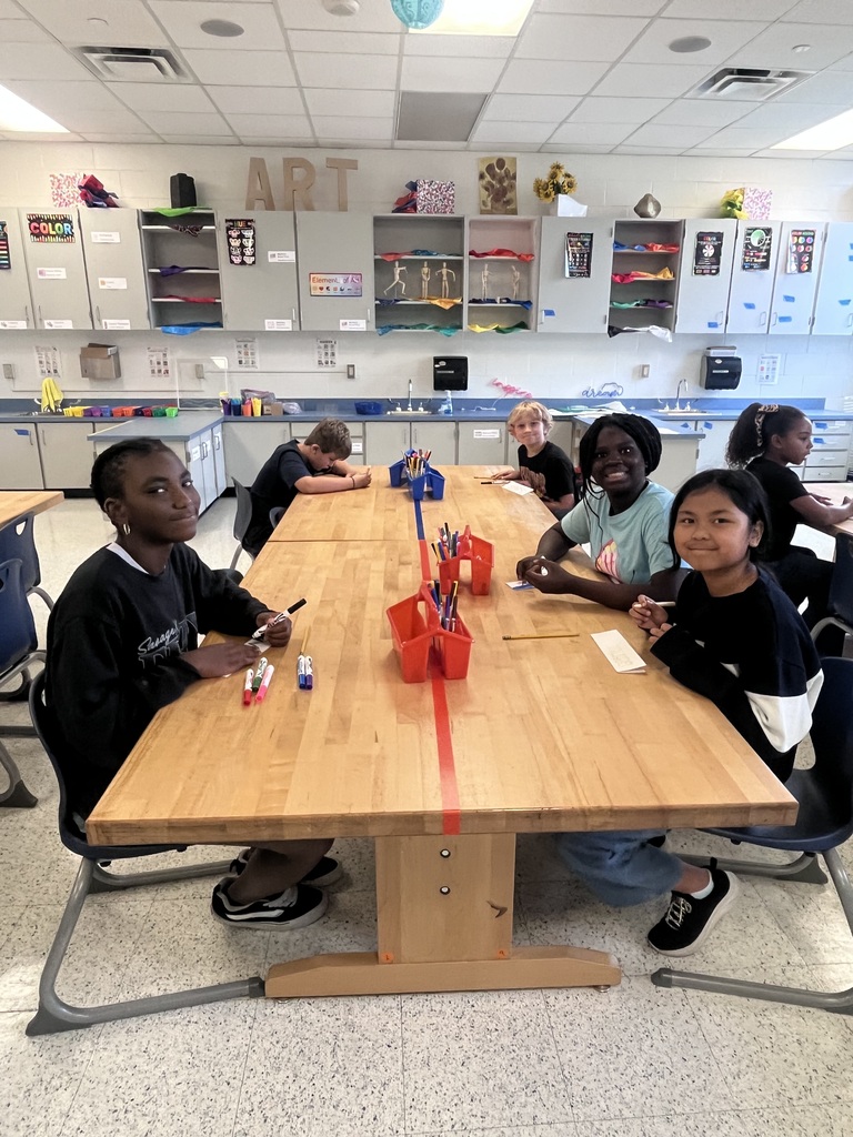 Image of students in art class