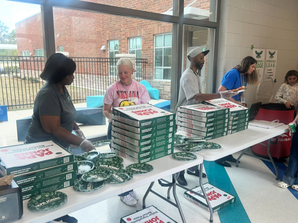 Highland Springs staff and volunteers hand out pizzas
