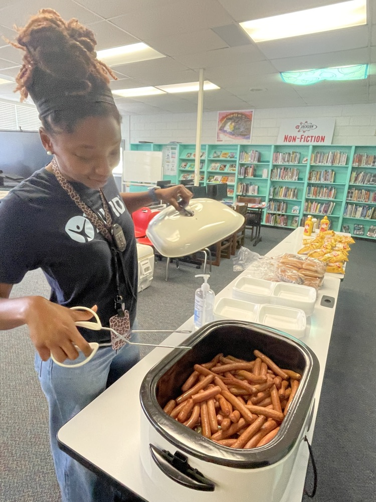 teacher preparing her lunch