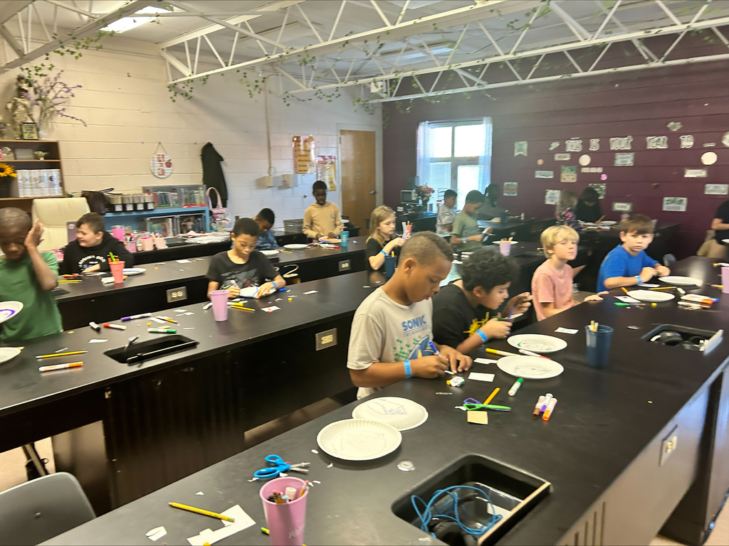 A science lab full of students working on projects.