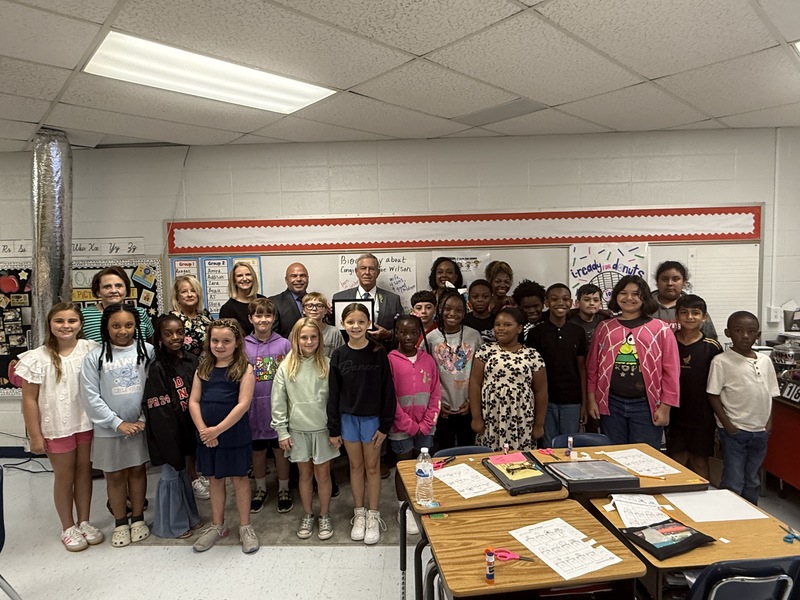 Congressman Joe Wilson visits North Augusta Elementary and poses with 4th grad students, staff, and leaders. 