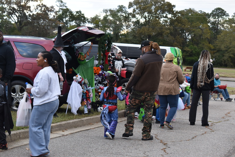 Trunk or Treat crowd.