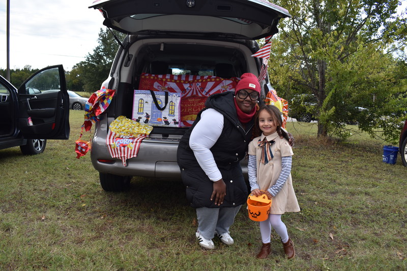 Trunk or Treat crowd.
