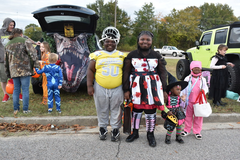 Trunk or Treat crowd.