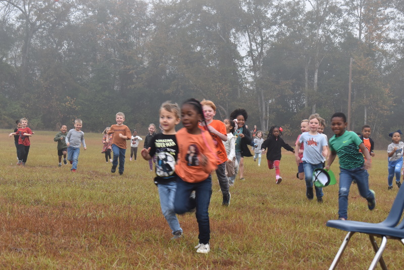 Students running and walking at the Turkey Trot.