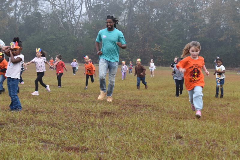 Students running and walking at the Turkey Trot.