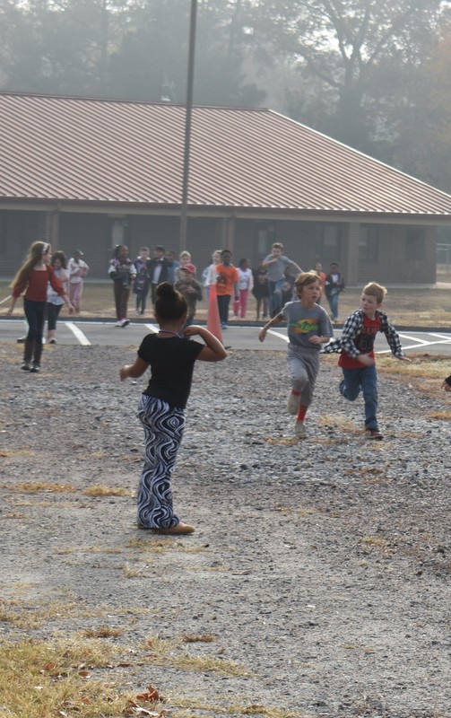 Students running and walking at the Turkey Trot.