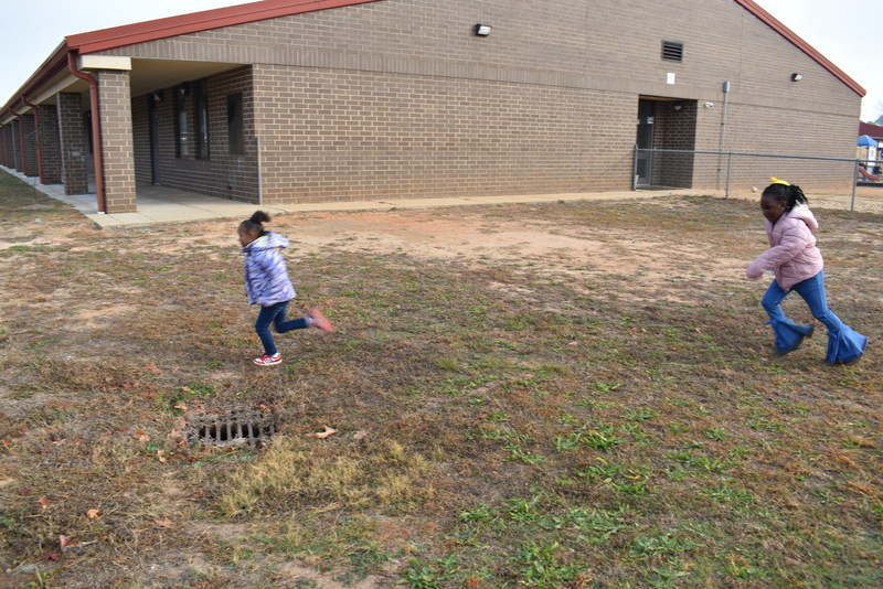Students running and walking at the Turkey Trot.
