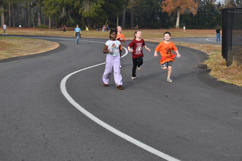 Students running and walking at the Turkey Trot.
