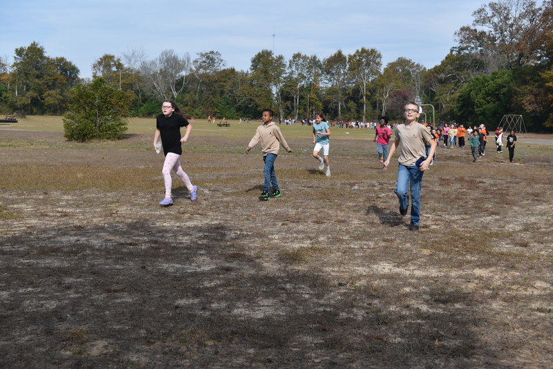 Students running and walking at the Turkey Trot.
