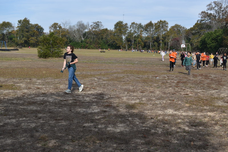 Students running and walking at the Turkey Trot.