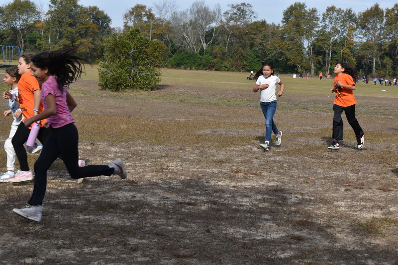 Students running and walking at the Turkey Trot.