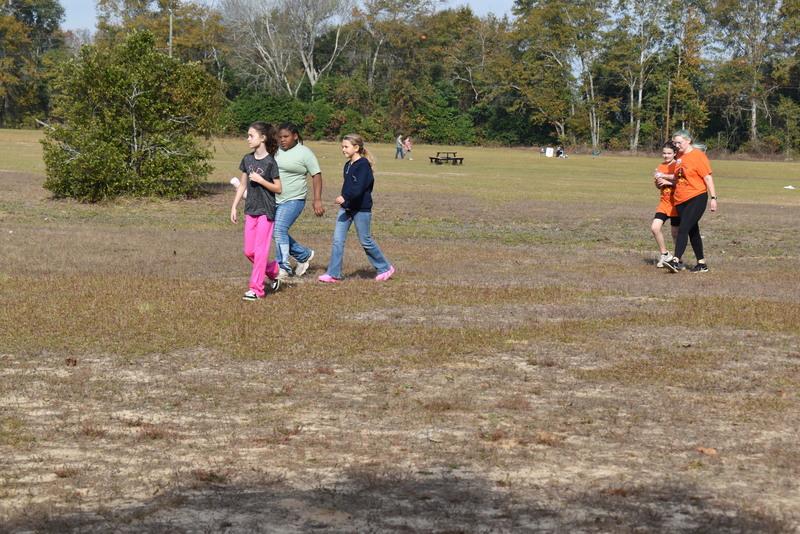 Students running and walking at the Turkey Trot.