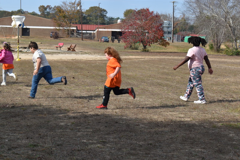 Students running and walking at the Turkey Trot.
