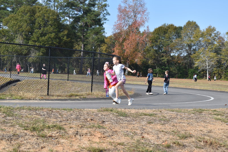 Students running and walking at the Turkey Trot.