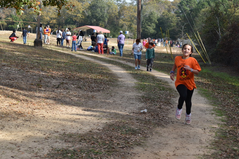 Students running and walking at the Turkey Trot.