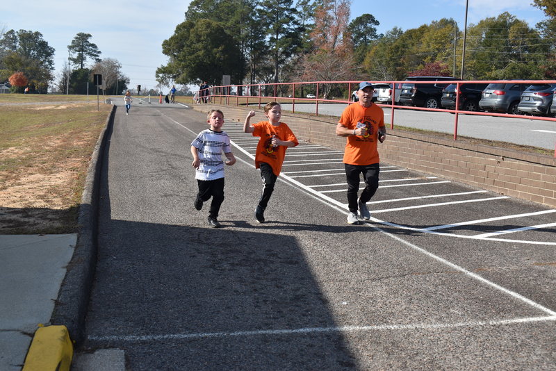 Students running and walking at the Turkey Trot.