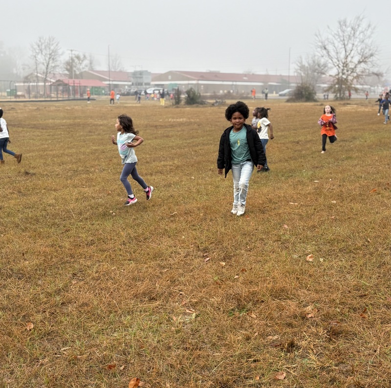 Students running and walking at the Turkey Trot.