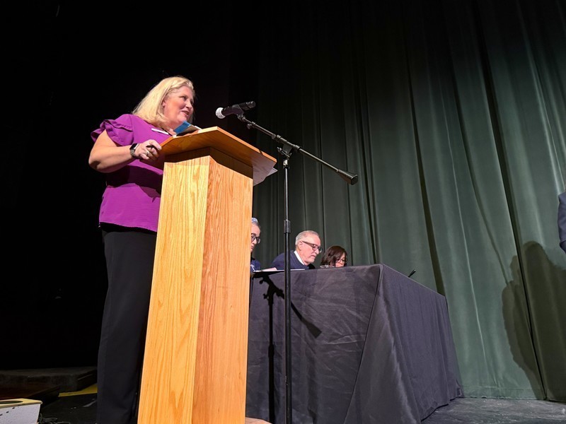 spelling bee moderator