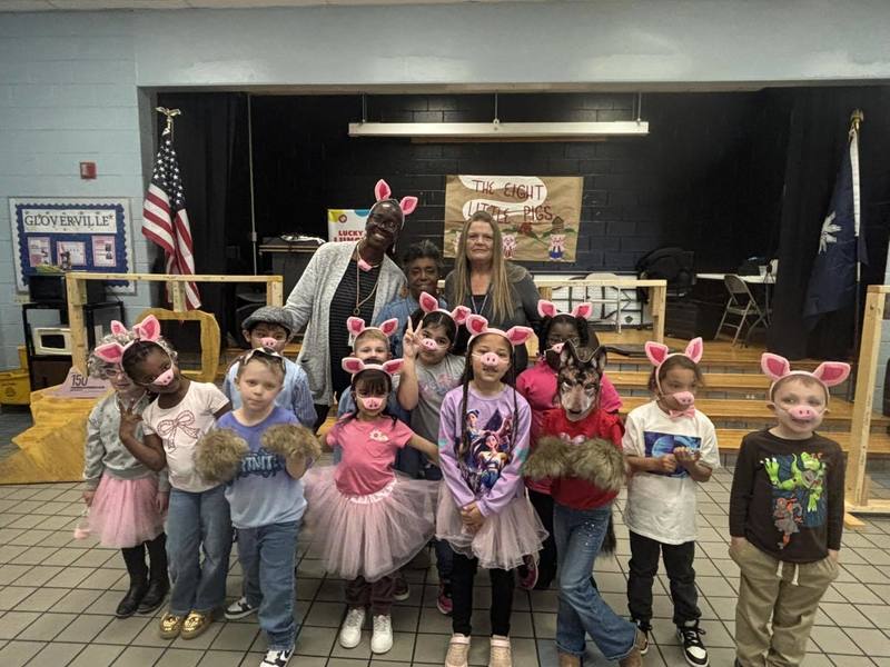 Group photo of students and teachers after the perfomance,