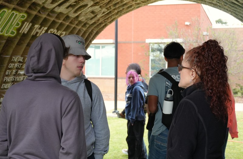 Students speak with vendor.