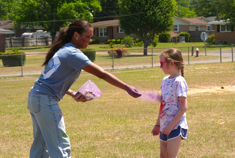 Midland Valley students volunteered to help the color run at Gloverville Elementary. 