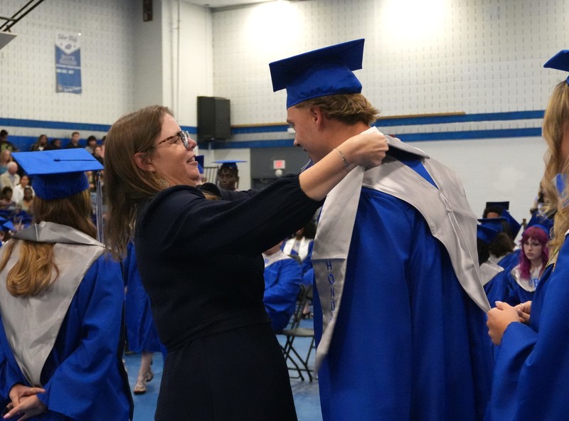 Honors students received stoles for their academic achievement.