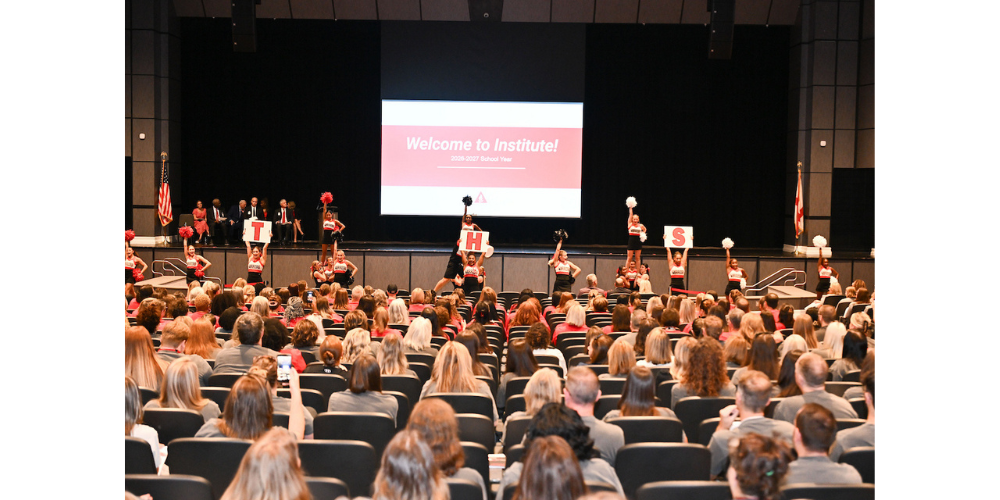 WIDE ANGLE PHOTO: CHEERLEADERS WELCOMING PACKED AUDIENCE