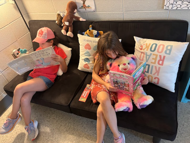 2 girls reading