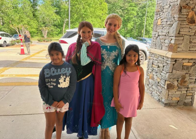 2 girls smiling with anna & elsa