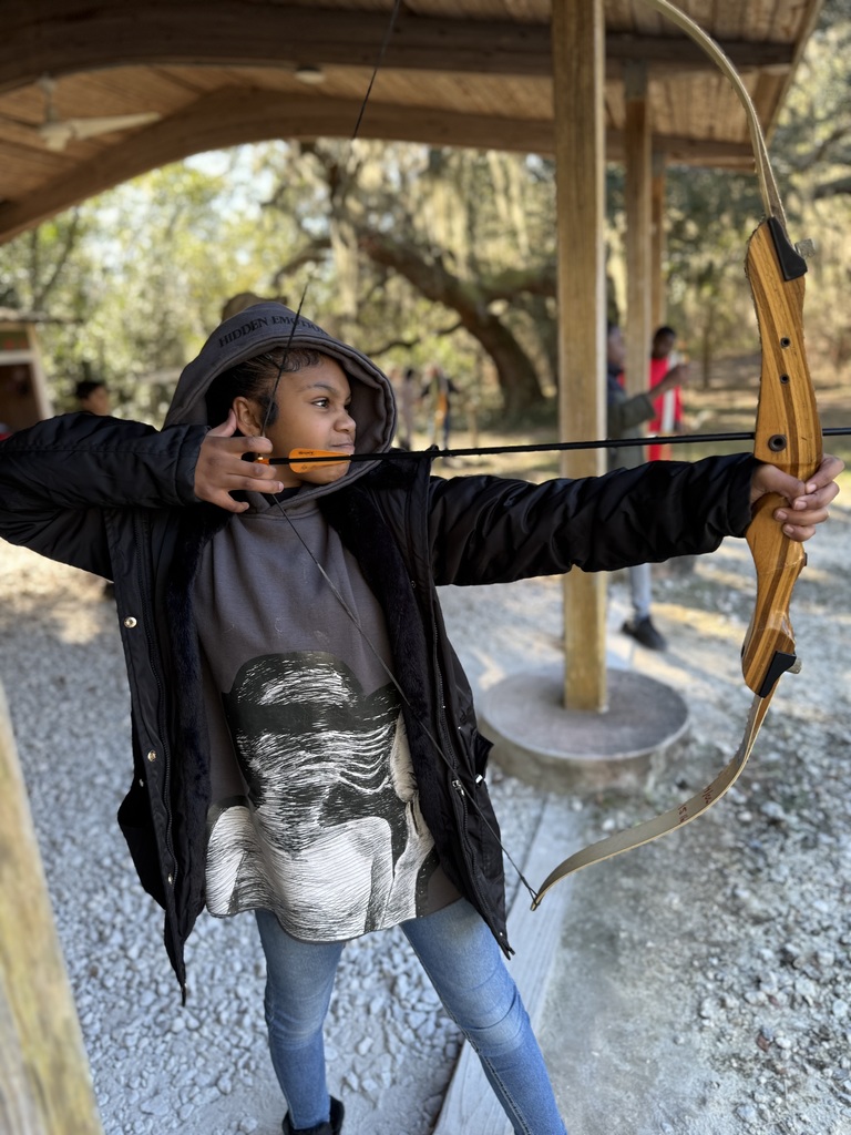 girl doing archery