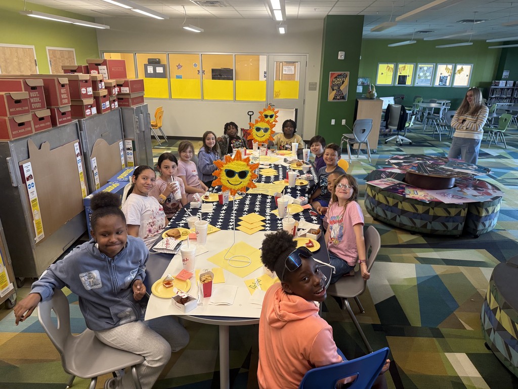 students eating lunch at a table with sunshine decor